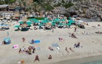 Alanya’da sıcak havayı fırsat bilen turistler Kleopatra Plajı’na akın etti

