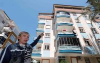 Rus öğretmen Antalya’da varlık içinde yokluk yaşıyor
