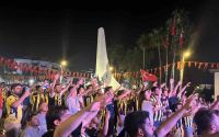 Fenerbahçe’nin şampiyonluğu meşaleler ve bayraklarla kutlandı
