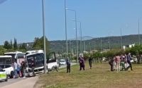 Freni patlayan minibüs önündeki araca ve aydınlatma direğine çarptı: 4 yaralı
