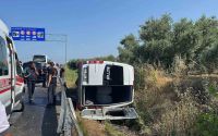 Antalya’da kontrolden çıkan minibüs devrildi, 6 turist ve sürücü yaralandı
