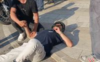 Başını kaldırıma çarpan motosikletli kask sayesinde kazayı ucuz atlattı

