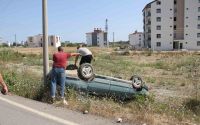Serik’te otomobil şarampole yuvarlandı, sürücü ve 13 yaşındaki çocuğu yaralandı
