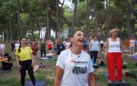 Konyaaltılılar keman dinletisi eşliğinde yoga yaptı
