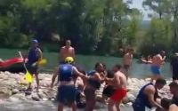 Rafting merkezinde can yeleği giyme tartışması kürekli kavgaya dönüştü
