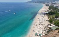 Alanya’da serinlemek isteyen turistler soluğu Kleopatra Plajı’nda aldı

