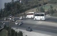 Manavgat’ta otomobilin U dönüşü sonrası kaza anı kamerada
