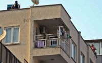 Karısına kızıp çatıya çıktı, itfaiye erlerine köşe kapmaca oynattı
