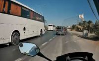 Emniyet şeridine geçen hafif ticari araca çarpıp takla attı, o anlar kameraya yansıdı
