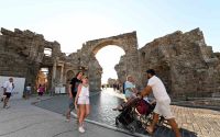 Antalya tüm zamanların günlük turist rekorunu kırdı
