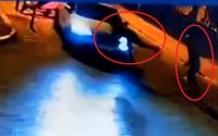Denetimi görünce kaçan alkollü sürücü, önüne çıkan polislere çarpıp kaçtı
