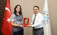 ALKÜ’lü şampiyona Rektör Türkdoğan’dan plaket