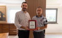 Tarihi köprüden atlama girişimine engel olan güvenlik görevlisine plaket
