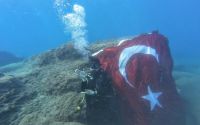 Deniz altında işaret diliyle İstiklal Marşını okudular
