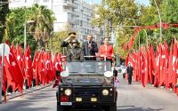 Zafer Bayramı törenine Antalya’da vatandaşlar ve turistler de eşlik etti
