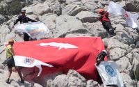 Antalya’da dağcılar Zafer Bayramı’na özel Türk bayrağı açtı
