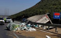 Antalya’da tır devrildi, ortalık savaş alanına döndü: Genç sürücü hayatını kaybetti
