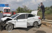 Otomobil yol kenarında bariyerlere çarptı: 2 yaralı
