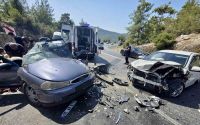 Antalya’da iki otomobilin çarpıştığı feci kazada 8 yaralı
