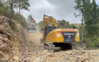 Yıkım kararı çıkan evini 150 metre taşıyıp tapulu arazisine yerleştirdi
