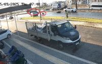 Kaza yapan motosikletlinin araç altında kalmaktan son anda kurtuluşu kamerada
