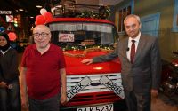 Çiçek Abbas, yıllar sonra minibüsüyle buluştu
