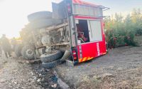 Antalya’da yangına giden itfaiye aracı devrildi: 2 yaralı
