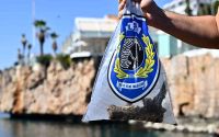Antalya’da deniz dibinden oksitlenmiş tabanca ve 2 bisiklet çıktı
