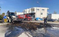 Antalya’da seyir halindeki traktörde saman balyaları alev alev yandı

