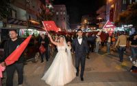 Gelinle damat düğünden önce fener alayına katıldı
