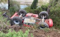 Kontrolden çıkan iş makinası şarampole devrildi: 1 yaralı
