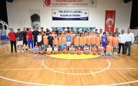 Kemer Belediyesi çocukları ve gençleri sporla buluşturmaya devam ediyor
