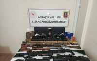 Kemer’de jandarmanın operasyon düzenlediği evden çok sayıda silah çıktı
