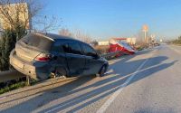Kaza sonrası bariyerlerde asılı kaldı
