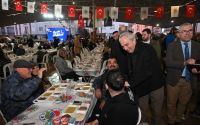 Kepez’de Ramazan bereketi iftar sofraları kuruldu, lokmalar dağıtıldı
