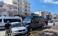 Serik’te tur minibüsü ile otomobil çarpıştı: 2 yaralı
