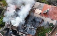 İki katlı gecekonduda çıkan yangın bitişiğindeki eve sıçradı
