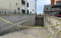 Yolu kısaltmak isterken  apartman boşluğuna düşerek hayatını kaybetti

