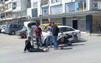 Bisikletli çocuğa çarpmamak için motosikletini devirip yaralandı
