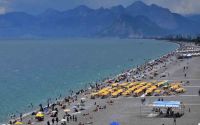 Antalya sahillerinde bayram yoğunluğu ikinci günde artarak devam etti
