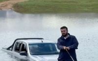 Göletten geçmek isterken aracıyla mahsur  kaldı, yardımına arkadaşları yetişti
