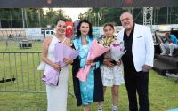 Kızının kanseri yendiği gün üniversiteden dereceyle mezun oldu

