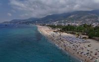 Alanya’da tatilciler deniz ve güneşin tadını çıkardı
