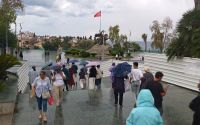 Cumhuriyet Meydanı’nda şemsiyeler açıldı, turistler yağmura rağmen gezilerini sürdürdü

